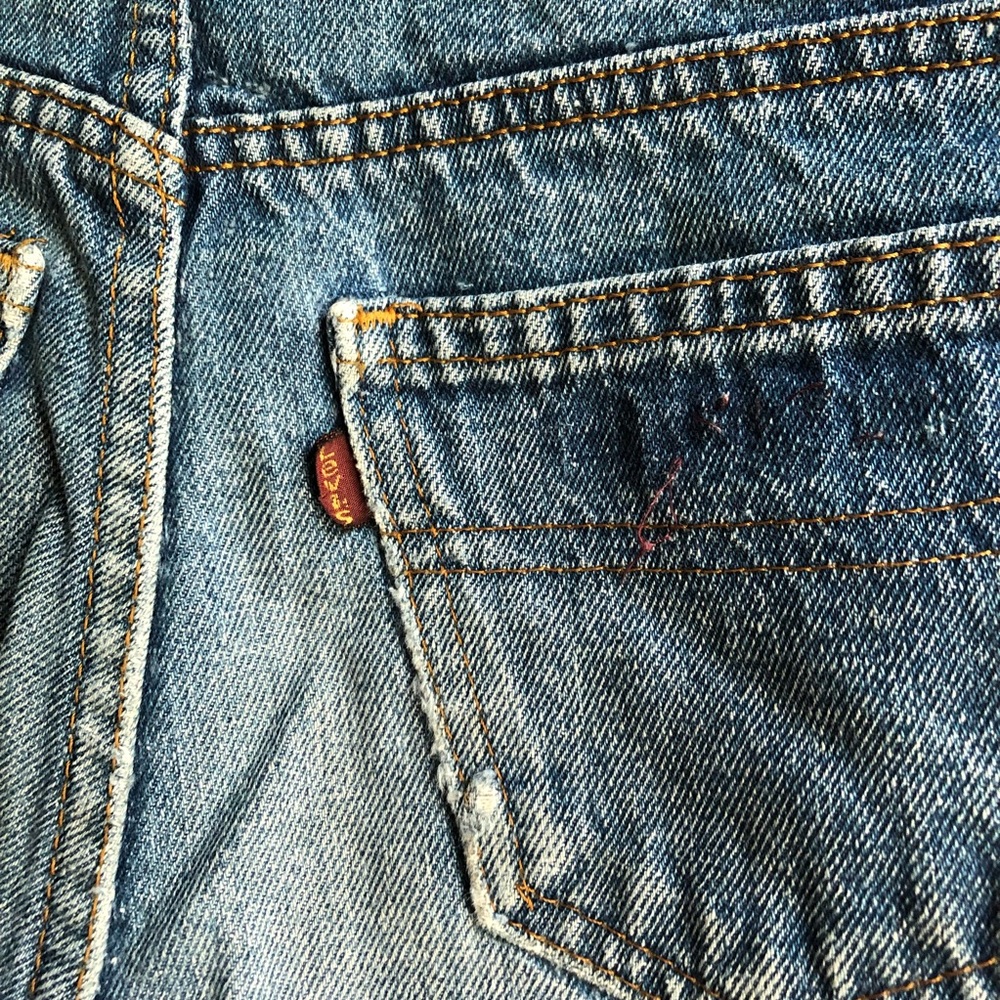 Vintage 90s Levi’s rhinestone embellished distressed denim shorts - Picture 8 of 10